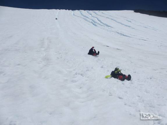 Fazendo skibunda, a veloz descida das encostas geladas do vulcçao Villarrica, na região de Pucón, no sul do Chile (foto de Haroldo Junqueira)